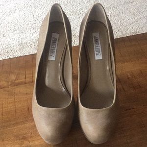 Jennifer Lopez taupe/tan round toe pumps